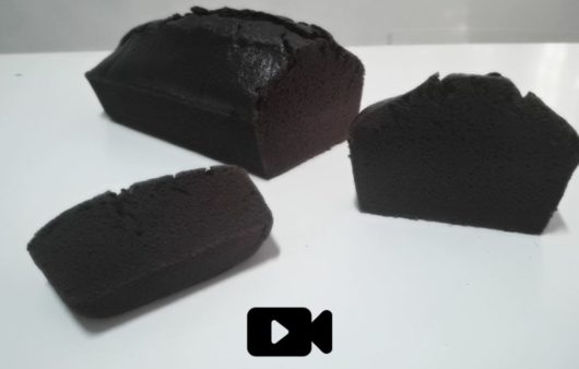 Συνταγή για εύκολο vegan κέικ σοκολάτας! Φτιάξτε το σοκολατένιο και αφράτο κέικ σε 15 λεπτά. Ιδανικό για vegan διατροφή και όχι μόνο.