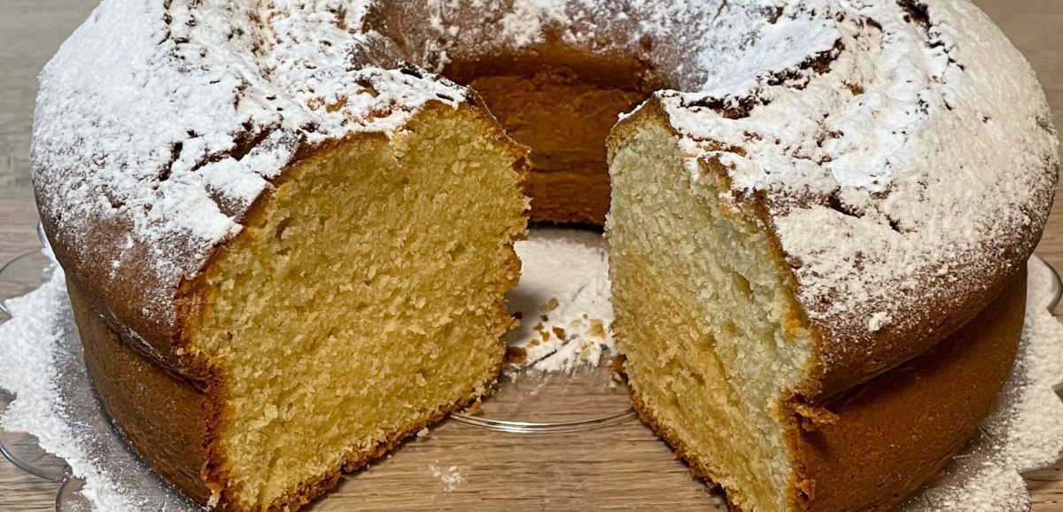 Συνταγή για κέικ βανίλια με τυρί κρέμα. Μοναδικό βουτυρένιο κέικ, πολύ ζουμερό, με άρωμα λεμόνι και πλούσια γεύση. Θα το λατρέψετε.