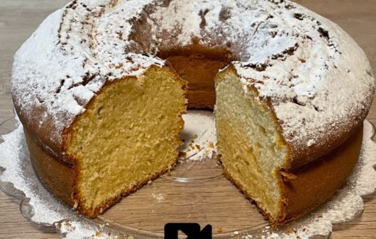 Συνταγή για κέικ βανίλια με τυρί κρέμα. Μοναδικό βουτυρένιο κέικ, πολύ ζουμερό, με άρωμα λεμόνι και πλούσια γεύση. Θα το λατρέψετε.
