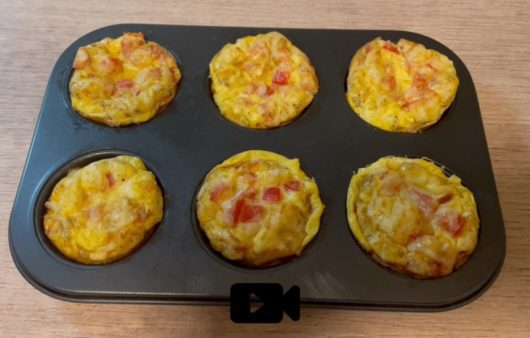Συνταγή για muffins ομελέτας. Εντυπωσιακός αλλά και πολύ εύκολος τρόπος για να απολαύσετε την ομελέτα σας.