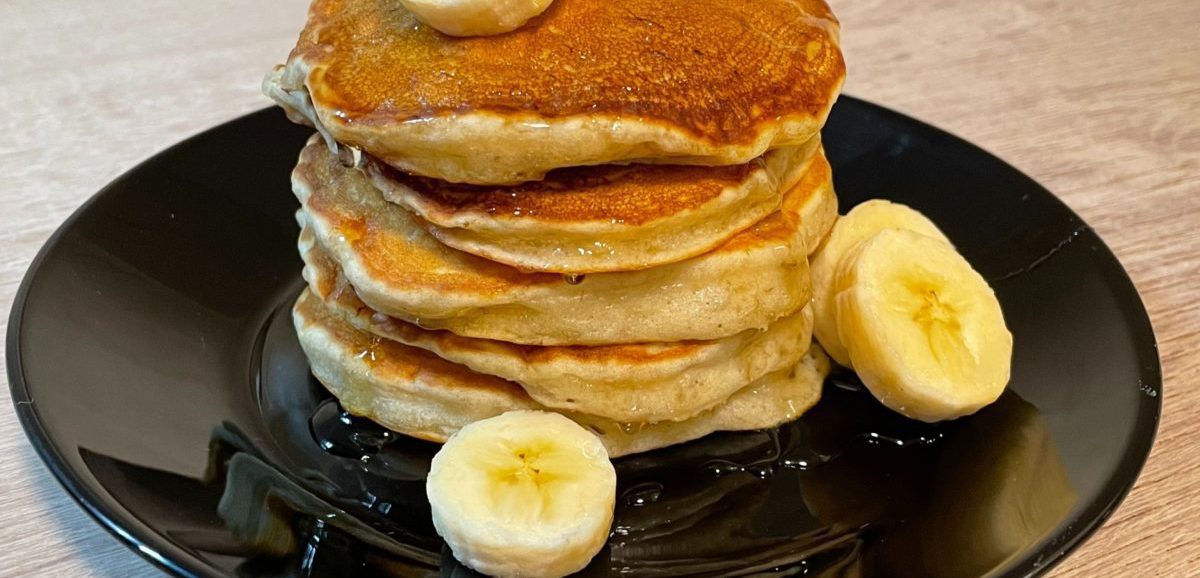 Συνταγή για pancakes μπανάνας. Αφράτα, νόστιμα και φουσκώνουν μοναδικά. Ένα αρκετά υγιεινό brunch που θα το απολαύσετε με όλη την οικογένεια.