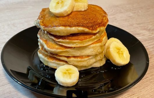 Συνταγή για pancakes μπανάνας. Αφράτα, νόστιμα και φουσκώνουν μοναδικά. Ένα αρκετά υγιεινό brunch που θα το απολαύσετε με όλη την οικογένεια.