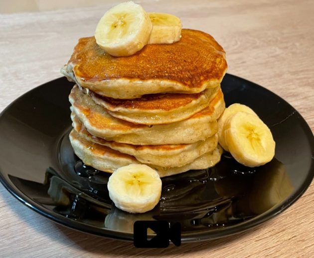 Συνταγή για pancakes μπανάνας. Αφράτα, νόστιμα και φουσκώνουν μοναδικά. Ένα αρκετά υγιεινό brunch που θα το απολαύσετε με όλη την οικογένεια.
