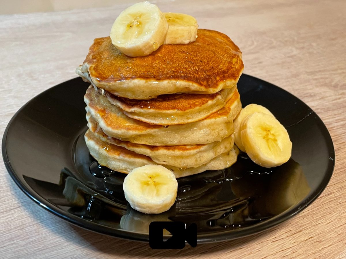 Συνταγή για pancakes μπανάνας. Αφράτα, νόστιμα και φουσκώνουν μοναδικά. Ένα αρκετά υγιεινό brunch που θα το απολαύσετε με όλη την οικογένεια.
