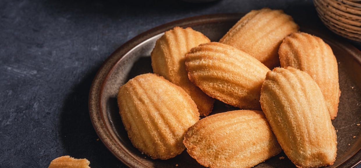 Συνταγή για τα διάσημα Γαλλικά μπισκότα madeleine (μαντλέν)! Είναι αφράτα και έχουν την υφή κέικ αλλά το σχήμα των μπισκότων!