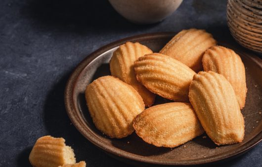 Συνταγή για τα διάσημα Γαλλικά μπισκότα madeleine (μαντλέν)! Είναι αφράτα και έχουν την υφή κέικ αλλά το σχήμα των μπισκότων!