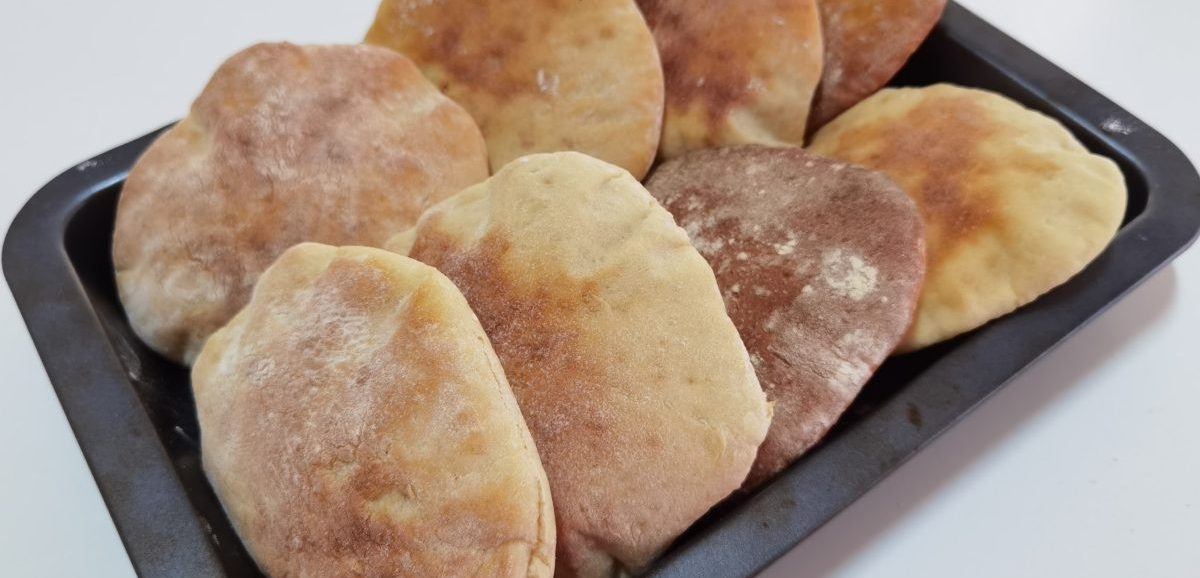 Συνταγή για κυπριακή πίτα χωρίς μίξερ. Μοναδικά, πιτάκια που ταιριάζουν ιδανικά με γύρο, σουβλάκι, τηγανιτές πατάτες και άλλα αλμυρά.