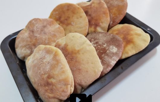 Συνταγή για κυπριακή πίτα χωρίς μίξερ. Μοναδικά, πιτάκια που ταιριάζουν ιδανικά με γύρο, σουβλάκι, τηγανιτές πατάτες και άλλα αλμυρά.