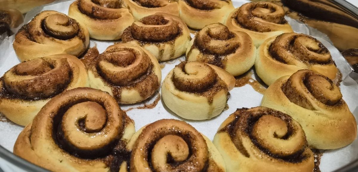 Συνταγή για νηστίσιμα ρολά κανέλας! Απίστευτα αφράτα, με φοβερά αρώματα κανέλας και πορτοκάλι και φυσικά νηστίσιμα.