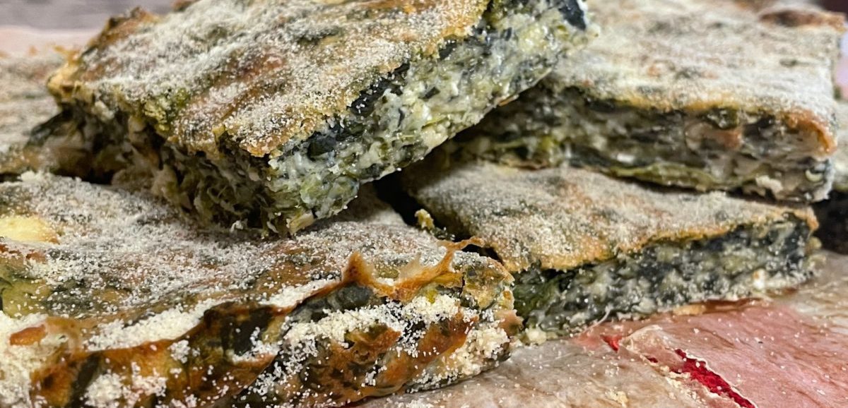 Συνταγή για μοναδική και αφράτη σπανακόπιτα χωρίς φύλλο. Πεντανόστιμη και έτοιμη σε μόλις 5 λεπτά.