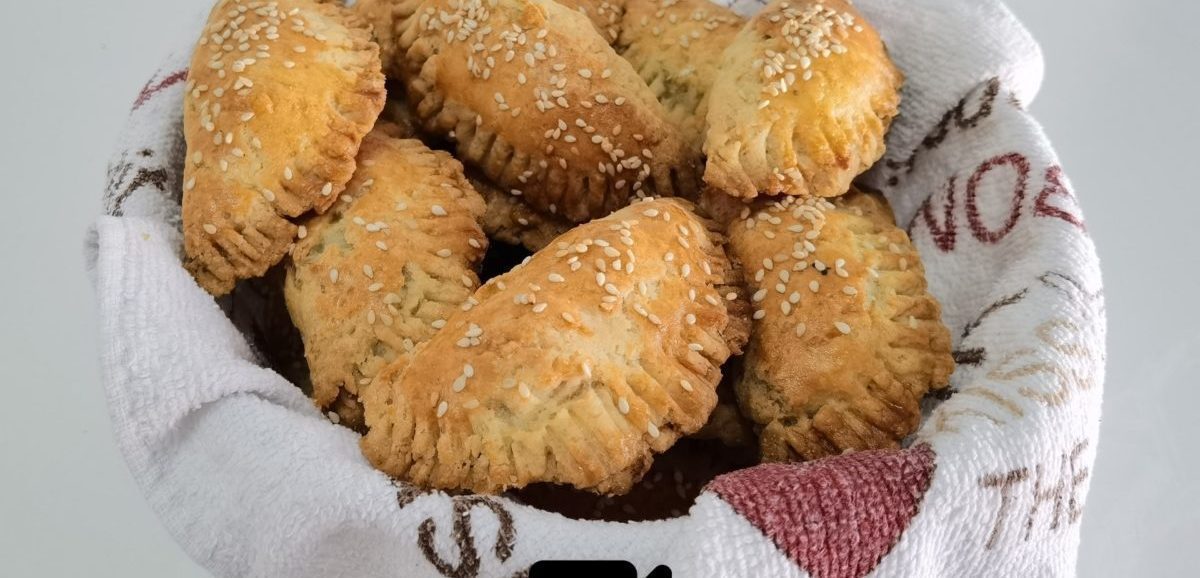 Συνταγή για τυροπιτάκια με ζύμη κουρού! Εύκολα, πεντανόστιμα και με υπέροχη γέμιση τυριού με ρίγανη, πιπέρι και γιαούρτι!