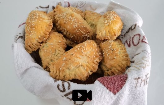 Συνταγή για τυροπιτάκια με ζύμη κουρού! Εύκολα, πεντανόστιμα και με υπέροχη γέμιση τυριού με ρίγανη, πιπέρι και γιαούρτι!