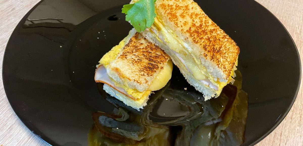 Συνταγή για πεντανόστιμη ομελέτα σάντουιτς. Υπέροχο brunch που μπορείτε να το φτιάξετε εύκολα και σε 5 μόλις λεπτά.