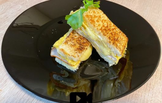 Συνταγή για πεντανόστιμη ομελέτα σάντουιτς. Υπέροχο brunch που μπορείτε να το φτιάξετε εύκολα και σε 5 μόλις λεπτά.