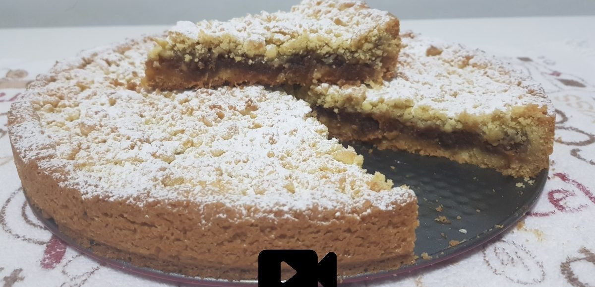 Συνταγή για μηλόπιτα τριφτή νηστίσιμη! Η κλασική παραδοσιακή μηλόπιτα της γιαγιάς μας. Τραγανή ζύμη και πλούσια σε γεύση και αρώματα γέμιση.