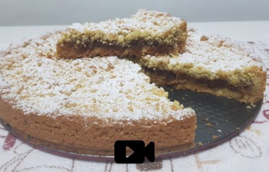 Συνταγή για μηλόπιτα τριφτή νηστίσιμη! Η κλασική παραδοσιακή μηλόπιτα της γιαγιάς μας. Τραγανή ζύμη και πλούσια σε γεύση και αρώματα γέμιση.