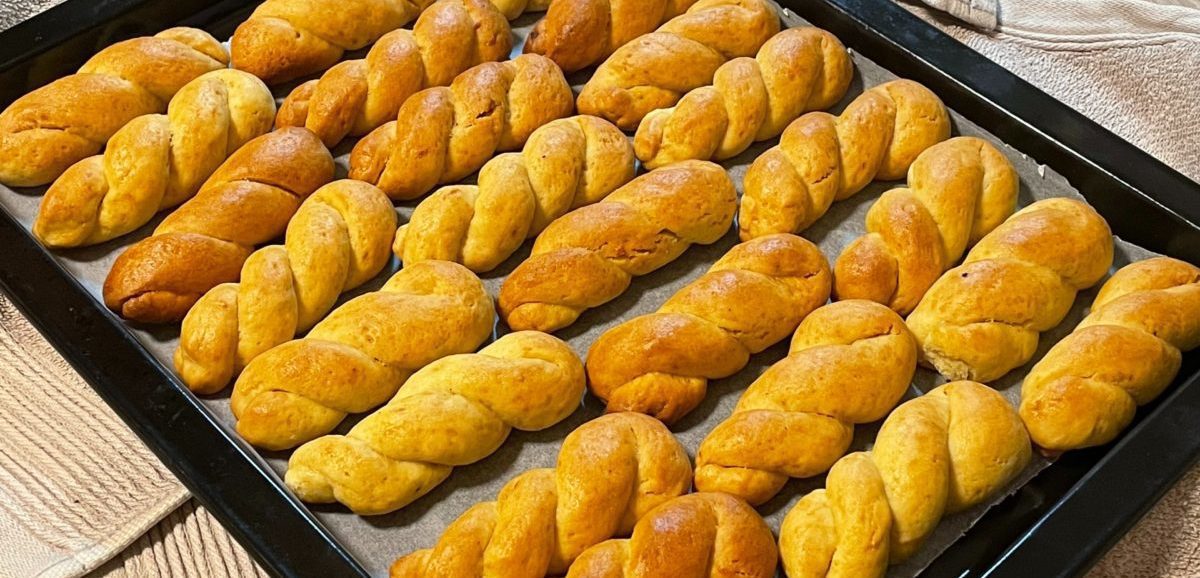 Συνταγή για πασχαλινά κουλουράκια! Μοναδικά αρώματα και γεύση. Θα μοσχομυρίσει όλο το σπίτι σας. Φτιάξτε τα γρήγορα με απλά υλικά.