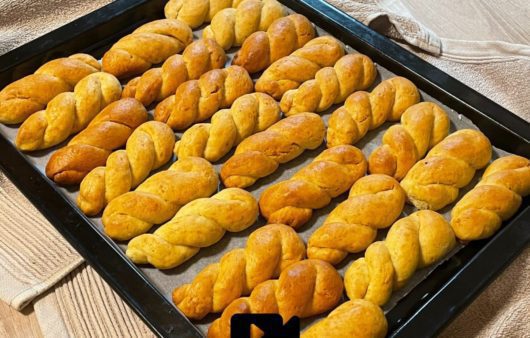 Συνταγή για πασχαλινά κουλουράκια! Μοναδικά αρώματα και γεύση. Θα μοσχομυρίσει όλο το σπίτι σας. Φτιάξτε τα γρήγορα με απλά υλικά.