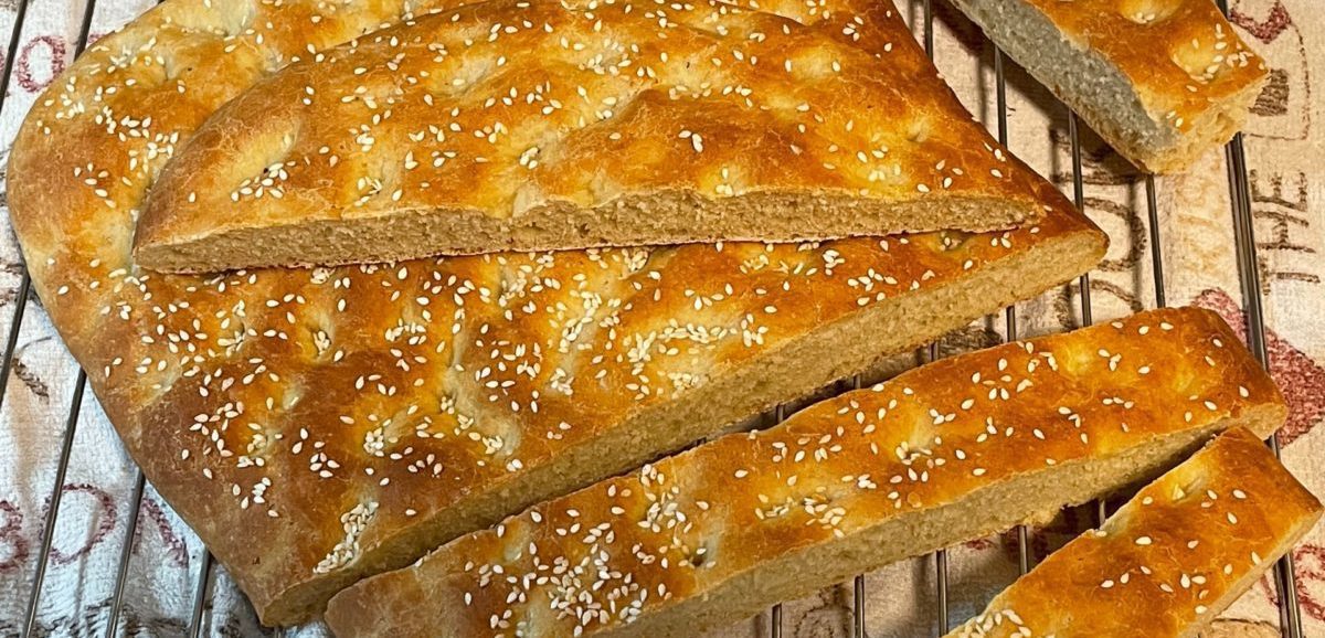 Συνταγή για σπιτική λαγάνα χωρίς ζύμωμα. Φτιάξτε την για τη καθαρά Δευτέρα σε λίγα μόνο λεπτά και δεν θα χρειαστεί να αγοράσετε ξανά.