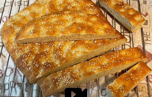 Συνταγή για σπιτική λαγάνα χωρίς ζύμωμα. Φτιάξτε την για τη καθαρά Δευτέρα σε λίγα μόνο λεπτά και δεν θα χρειαστεί να αγοράσετε ξανά.