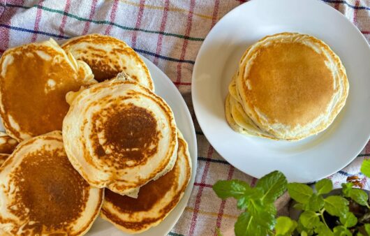 Ανακάλυψε την καλύτερη συνταγή για αφράτα pancakes. Εύκολη εκτέλεση για πρωινό ή brunch που λατρεύουν όλοι!