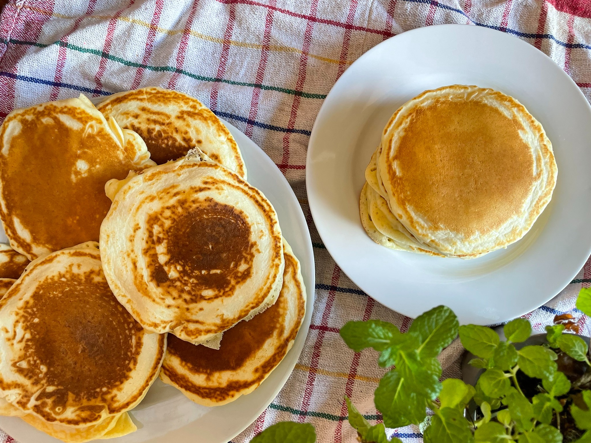 Βασική συνταγή για pancakes! Φτιάξτε τα πιο νόστιμα, αφράτα και υγρά pancakes εύκολα και γρήγορα με απλά βήματα.