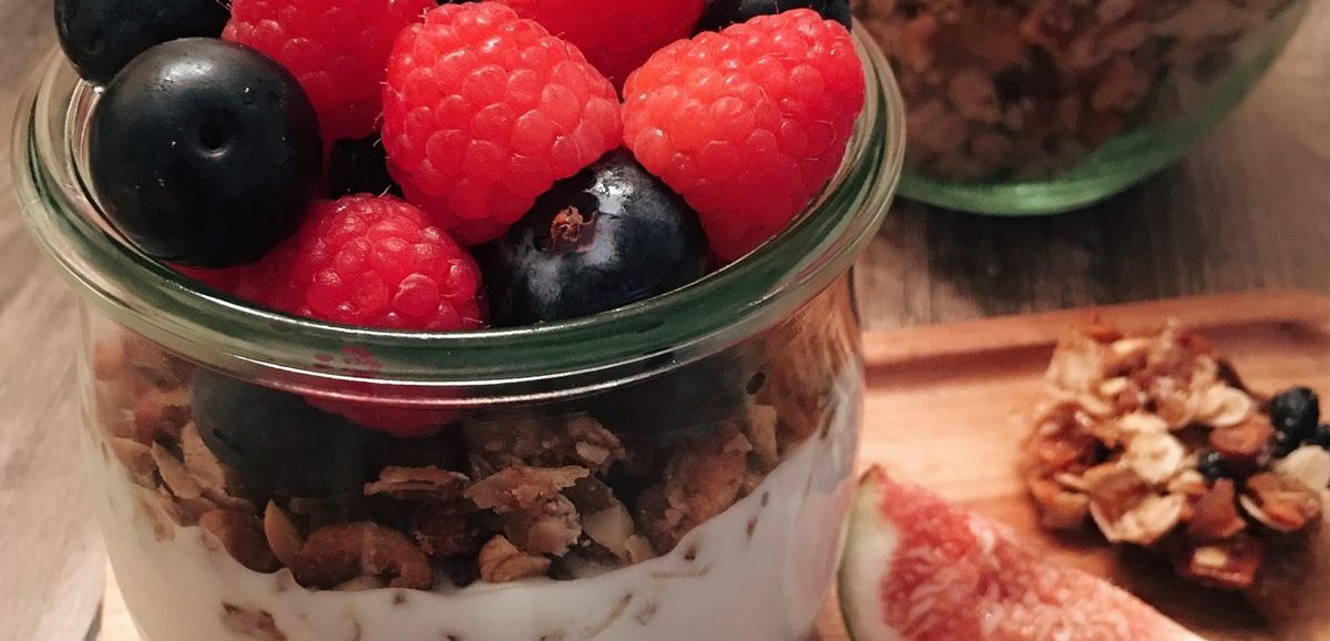 Συνταγή για σπιτική γκρανόλα με γιαούρτι. Μία μοναδική επιλογή για το πρωϊνό μας που θα μας δώσει ενέργεια και δύναμη.