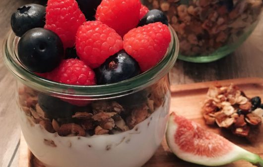 Συνταγή για σπιτική γκρανόλα με γιαούρτι. Μία μοναδική επιλογή για το πρωϊνό μας που θα μας δώσει ενέργεια και δύναμη.
