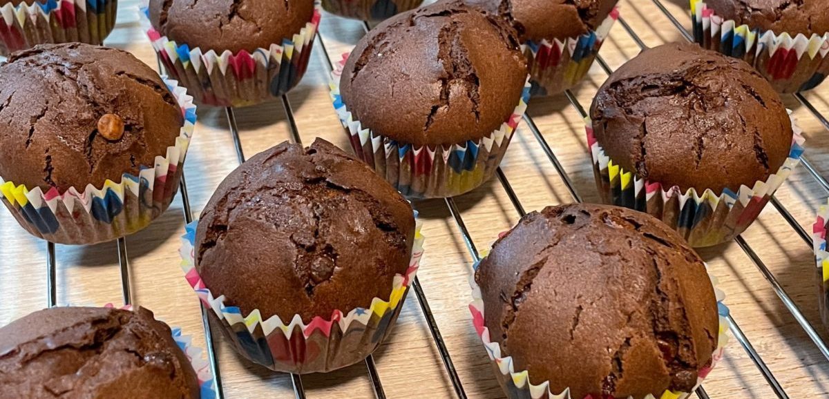 Συνταγή για αφράτα muffins σοκολάτας! Φτιάξτε τα εύκολα και γρήγορα. Ιδανικά για όλες τις ώρες τις ημέρας.