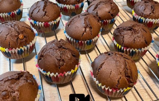 Συνταγή για αφράτα muffins σοκολάτας! Φτιάξτε τα εύκολα και γρήγορα. Ιδανικά για όλες τις ώρες τις ημέρας.