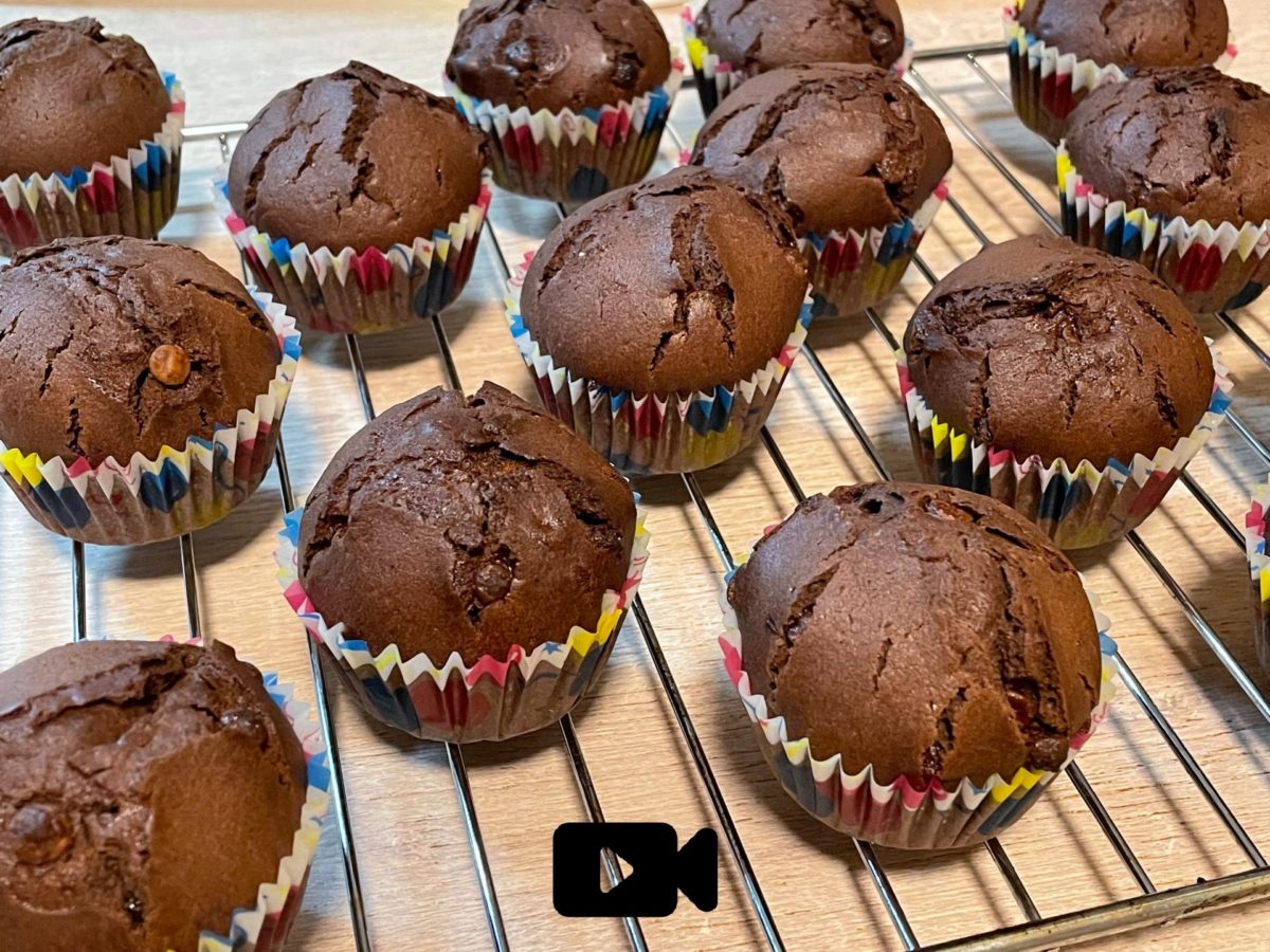 Συνταγή για αφράτα muffins σοκολάτας! Φτιάξτε τα εύκολα και γρήγορα. Ιδανικά για όλες τις ώρες τις ημέρας.