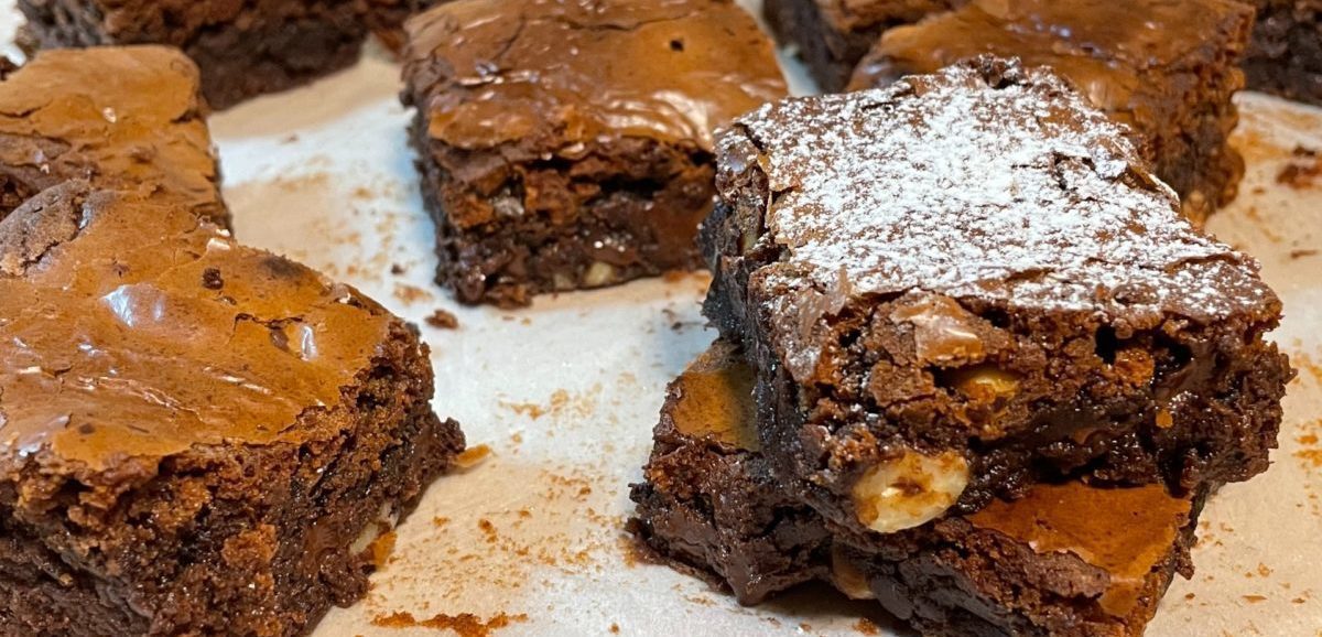 Συνταγή για εύκολο brownies! Φτιάξτε εύκολα και γρήγορα το πεντανόστιμο brownies και απολαύστε το μέσα στη μέρα σας. Ιδανικό για πρωϊνό.