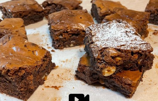 Συνταγή για εύκολο brownies! Φτιάξτε εύκολα και γρήγορα το πεντανόστιμο brownies και απολαύστε το μέσα στη μέρα σας. Ιδανικό για πρωϊνό.