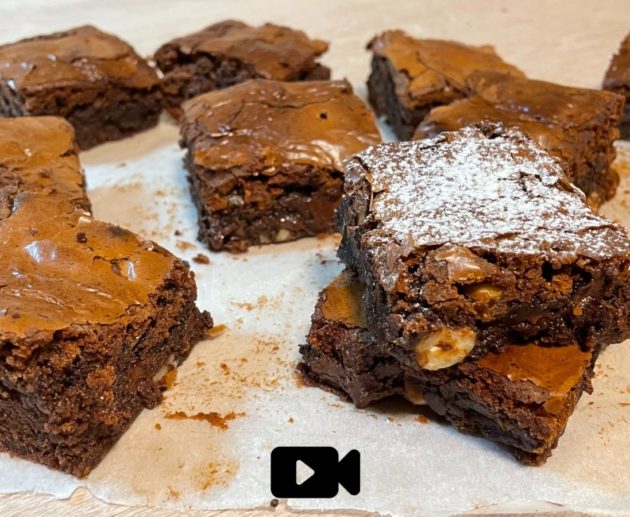 Συνταγή για εύκολο brownies! Φτιάξτε εύκολα και γρήγορα το πεντανόστιμο brownies και απολαύστε το μέσα στη μέρα σας. Ιδανικό για πρωϊνό.