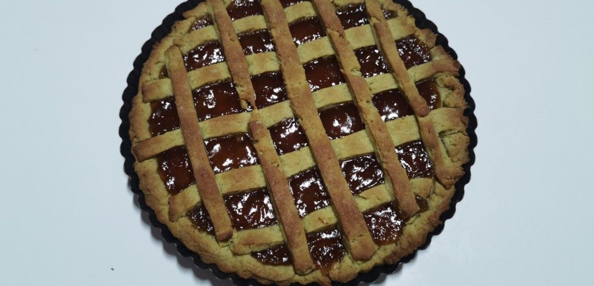 Συνταγή για πάστα φλώρα νηστίσιμη. Υπέροχη βάση με σπορέλαιο και χυμό πορτοκάλι και μοναδική γέμιση μαρμελάδας.