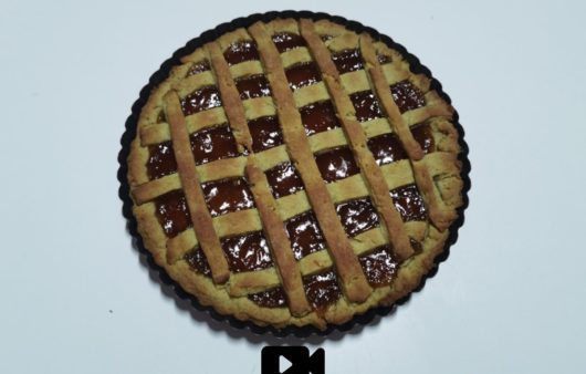 Συνταγή για πάστα φλώρα νηστίσιμη. Υπέροχη βάση με σπορέλαιο και χυμό πορτοκάλι και μοναδική γέμιση μαρμελάδας.