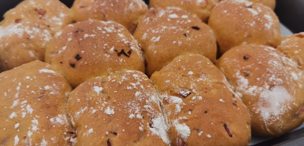 Συνταγή για ψωμάκια με πάπρικα και γαλοπούλα χωρίς μίξερ. Είναι αφράτα, αρωματικά και με μοναδική γεύση γαλοπούλας.