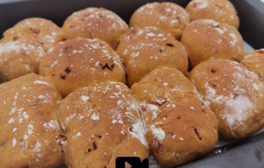 Συνταγή για ψωμάκια με πάπρικα και γαλοπούλα χωρίς μίξερ. Είναι αφράτα, αρωματικά και με μοναδική γεύση γαλοπούλας.