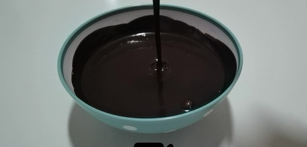 Συνταγή για εύκολη σάλτσα σοκολάτας. Φτιάξτε την σε λίγα λεπτά και γαρνίρετε προφιτερόλ, βάφλες, cupcakes και πολλά ακόμα γλυκά.