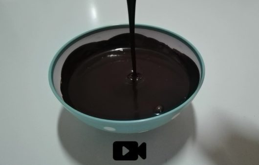 Συνταγή για εύκολη σάλτσα σοκολάτας. Φτιάξτε την σε λίγα λεπτά και γαρνίρετε προφιτερόλ, βάφλες, cupcakes και πολλά ακόμα γλυκά.