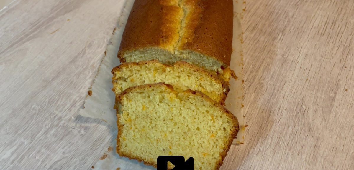 Συνταγή για νηστίσιμο κέικ πορτοκάλι! Πεντανόστιμο και αφράτο με υπέροχο άρωμα από χυμό και ξύσμα πορτοκαλιού.