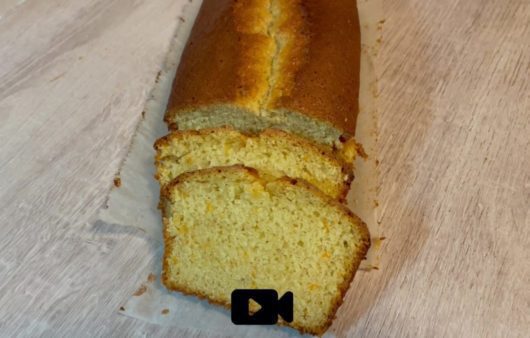 Συνταγή για νηστίσιμο κέικ πορτοκάλι! Πεντανόστιμο και αφράτο με υπέροχο άρωμα από χυμό και ξύσμα πορτοκαλιού.