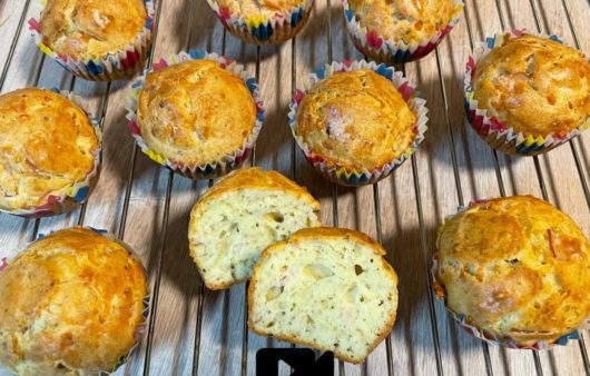 Λαχταριστά αλμυρά muffins με κίτρινο τυρί και γαλοπούλα. Ιδανική επιλογή για το πρωϊνό μας. Φτιάξτε τα σε λίγα μόνο λεπτά.
