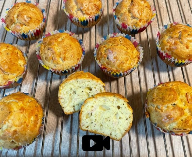 Λαχταριστά αλμυρά muffins με κίτρινο τυρί και γαλοπούλα. Ιδανική επιλογή για το πρωϊνό μας. Φτιάξτε τα σε λίγα μόνο λεπτά.