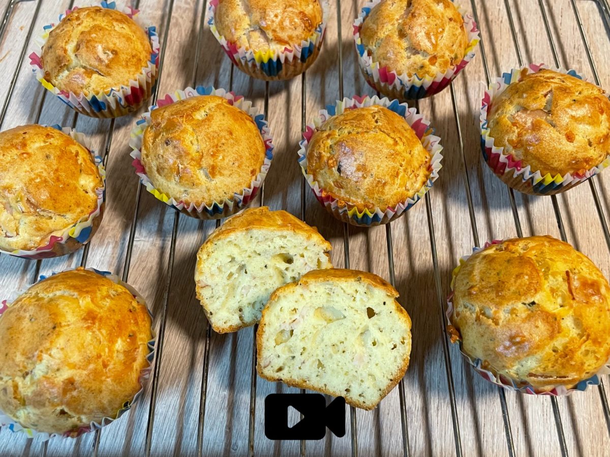 Λαχταριστά αλμυρά muffins με κίτρινο τυρί και γαλοπούλα. Ιδανική επιλογή για το πρωϊνό μας. Φτιάξτε τα σε λίγα μόνο λεπτά.
