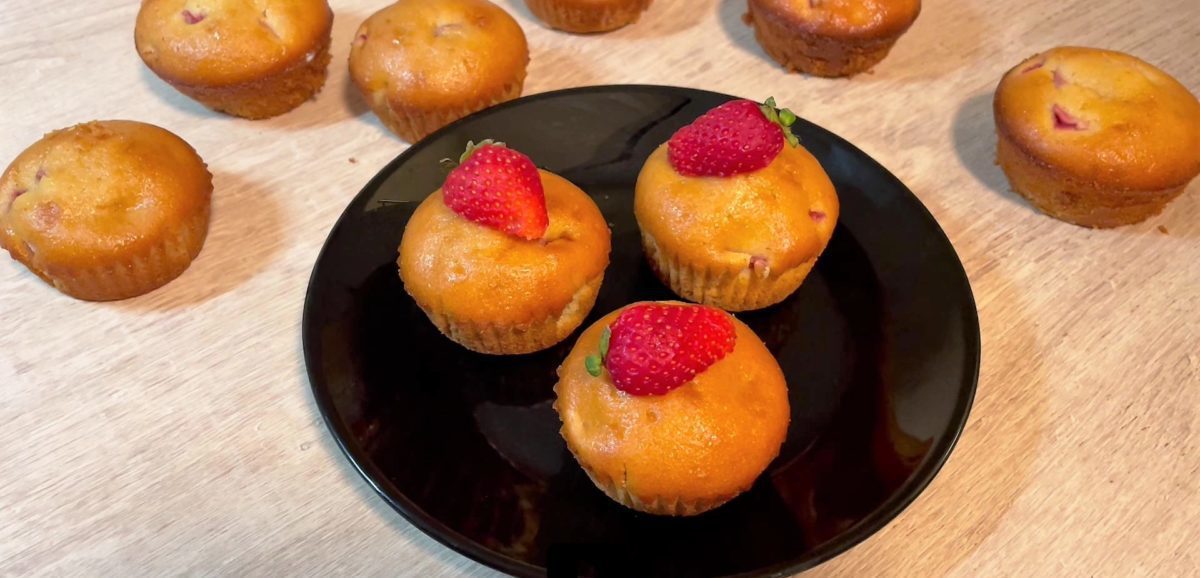 Συνταγή για πεντανόστιμα και πολύ εύκολα muffins με ολόκληρα κομμάτια φράουλας. Ζουμερά, αφράτα και λαχταριστά.