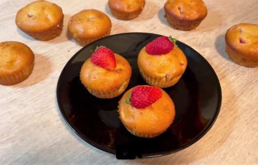 Συνταγή για πεντανόστιμα και πολύ εύκολα muffins με ολόκληρα κομμάτια φράουλας. Ζουμερά, αφράτα και λαχταριστά.