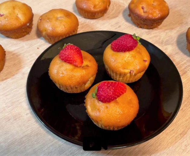 Συνταγή για πεντανόστιμα και πολύ εύκολα muffins με ολόκληρα κομμάτια φράουλας. Ζουμερά, αφράτα και λαχταριστά.