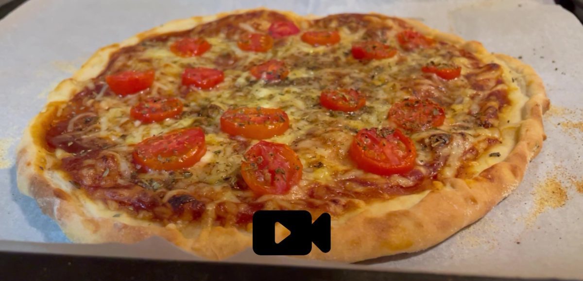 Συνταγή για ζύμη πίτσας με 2 υλικά μόνο. Εύκολη, οικονομική και πεντανόστιμη ζύμη πίτσας που την φτιάχνετε σε λίγα λεπτά μόνο.