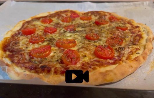 Συνταγή για ζύμη πίτσας με 2 υλικά μόνο. Εύκολη, οικονομική και πεντανόστιμη ζύμη πίτσας που την φτιάχνετε σε λίγα λεπτά μόνο.